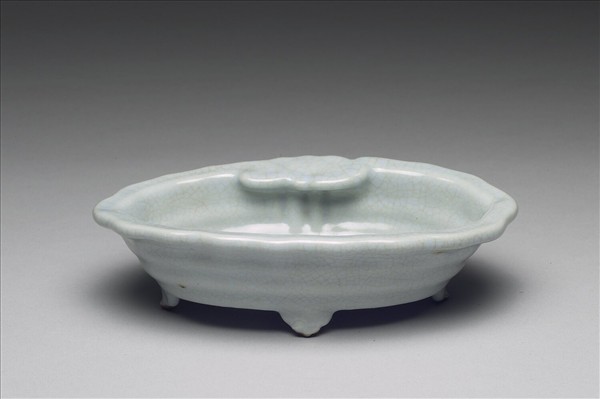 青瓷弦紋四足花盆