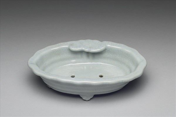 青瓷弦紋四足花盆