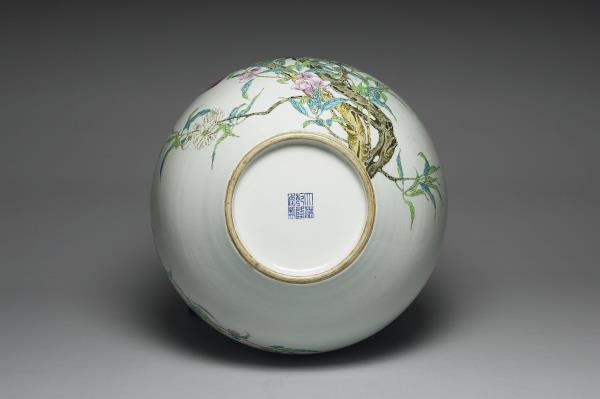 粉彩蟠桃天球瓶