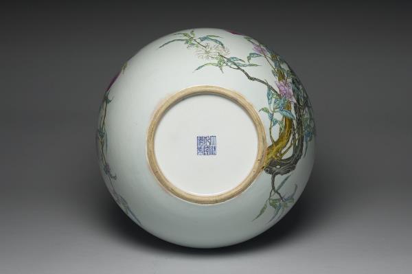 粉彩蟠桃天球瓶