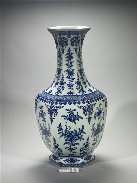 青花折枝花卉紋六方瓶