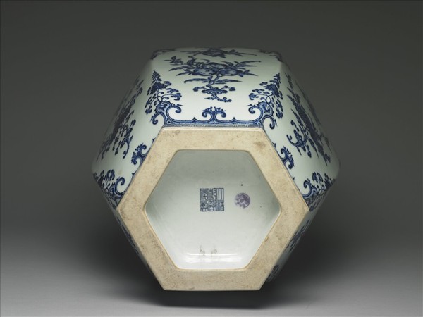 青花折枝花卉紋六方瓶