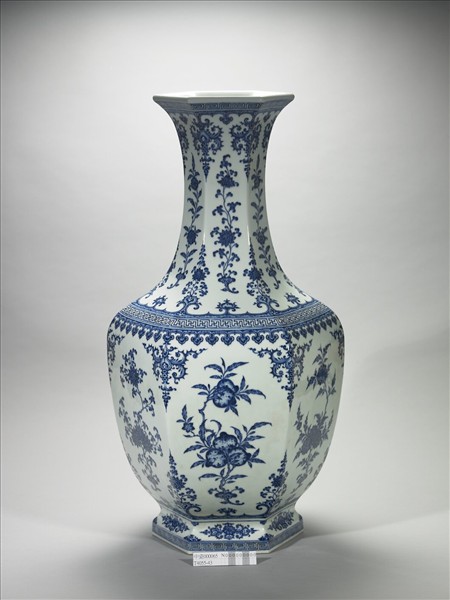 青花折枝花卉紋六方瓶