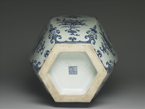 青花折枝花卉紋六方瓶