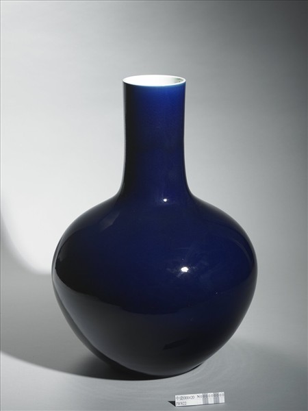 霽青釉天球瓶