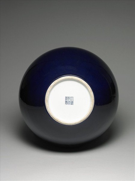霽青釉天球瓶