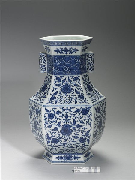 青花花卉紋貫耳六稜瓶