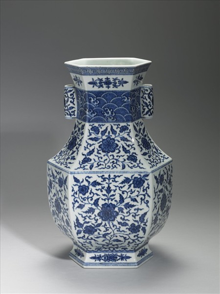 青花花卉紋貫耳六稜瓶