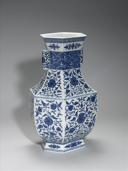 青花花卉紋貫耳六稜瓶