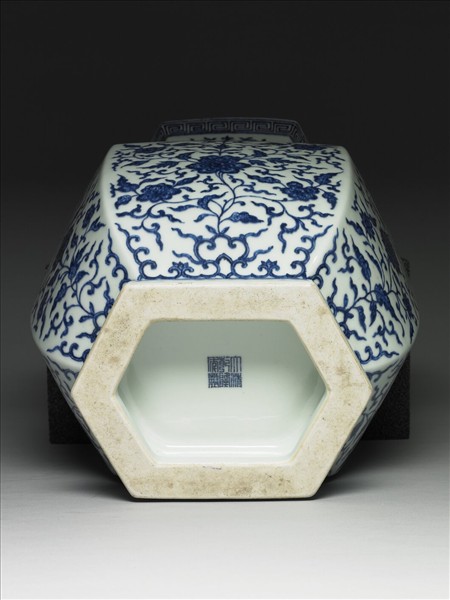 青花花卉紋貫耳六稜瓶