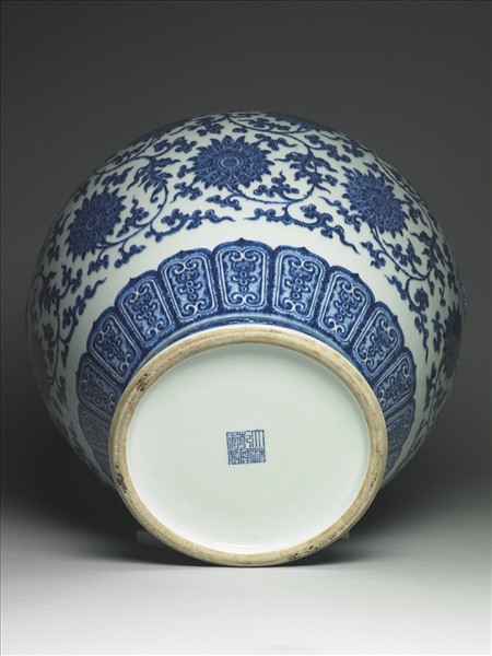 青花雜寶紋雙獸耳罐