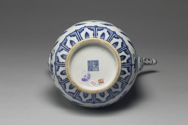 青花紅古美術 中国 故宮博物院証明書付。青花紅釉貼花花卉壺