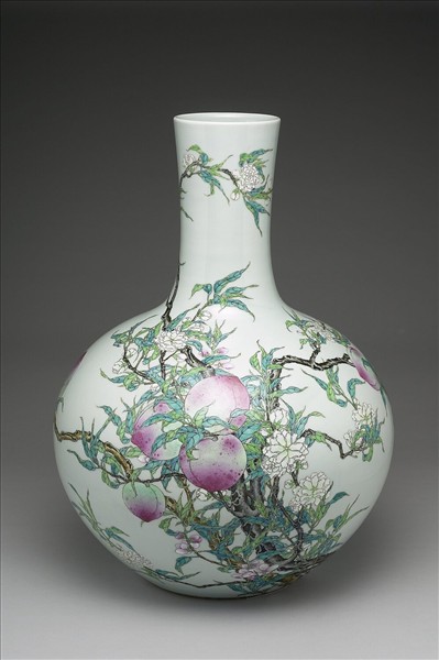 粉彩蟠桃天球瓶