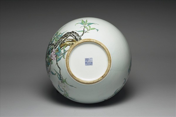 粉彩蟠桃天球瓶