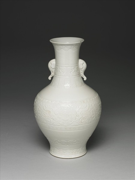 白瓷獸面紋象耳瓶