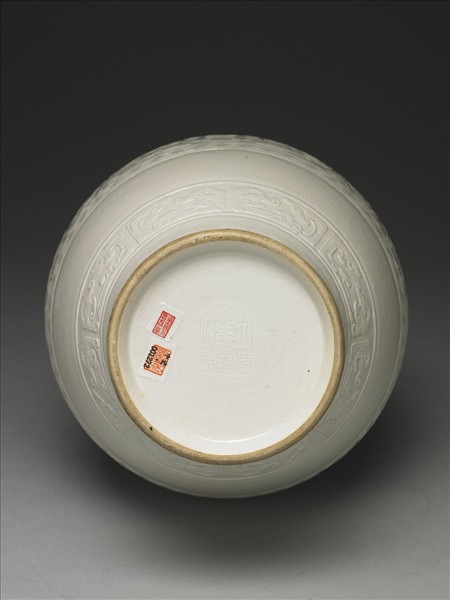 白瓷獸面紋象耳瓶