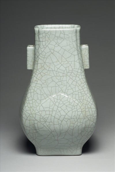 青瓷貫耳杏葉四方瓶