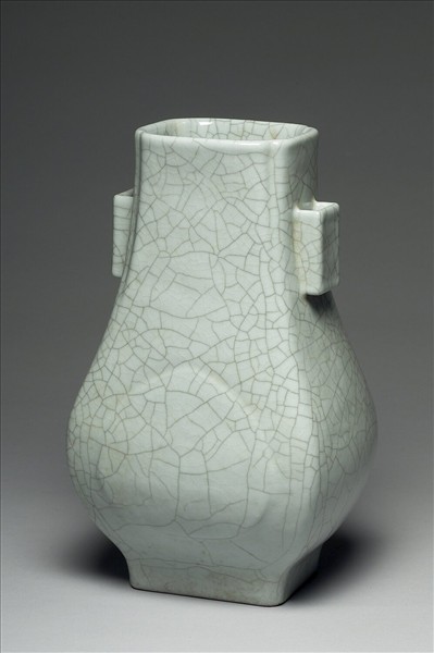 青瓷貫耳杏葉四方瓶