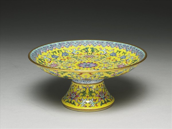 洋彩黃地番蓮紋高足盤