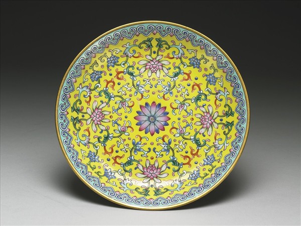 洋彩黃地番蓮紋高足盤
