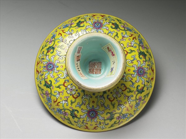 洋彩黃地番蓮紋高足盤