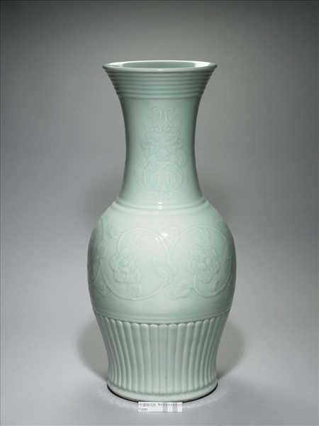 青瓷花卉紋鳳尾瓶