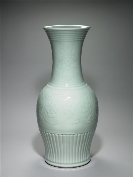 青瓷花卉紋鳳尾瓶