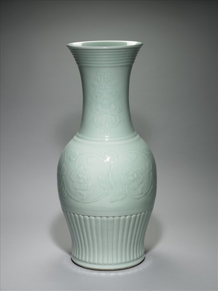 青瓷花卉紋鳳尾瓶