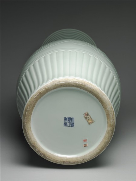 青瓷花卉紋鳳尾瓶