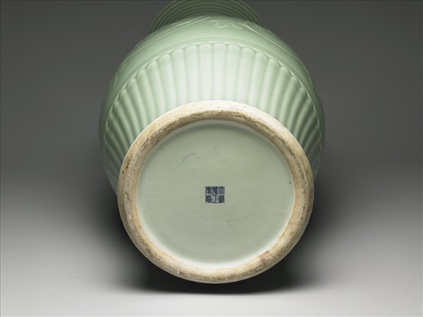 青瓷鳳尾瓶