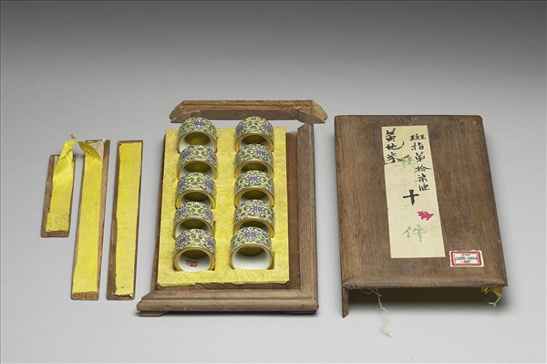 粉彩花卉紋扳指