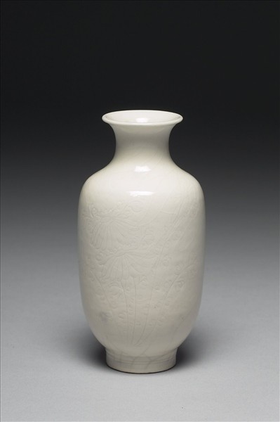 白瓷劃花菊花紋瓶