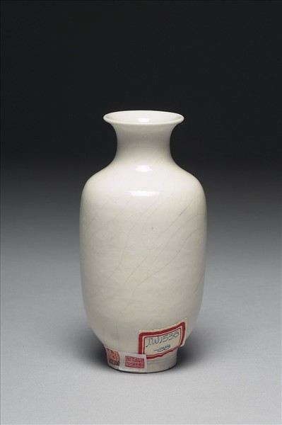 白瓷劃花菊花紋瓶