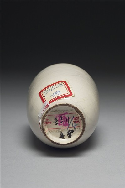 白瓷劃花菊花紋瓶