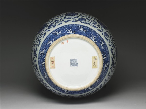 青花番蓮紋貫耳瓶