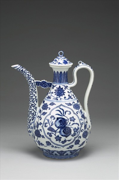 青花花果紋執壺