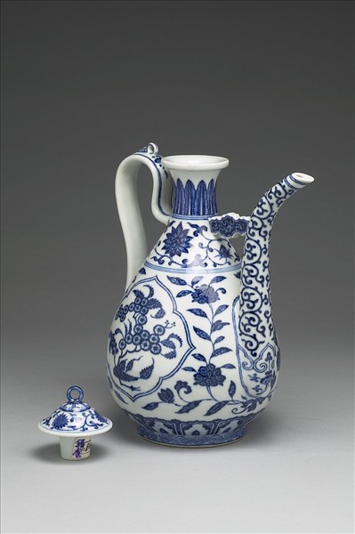 青花花果紋執壺