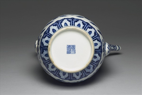 青花花果紋執壺