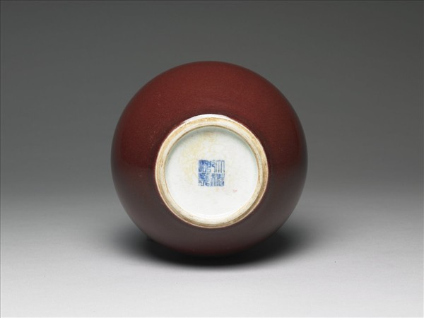 霽紅釉天球瓶
