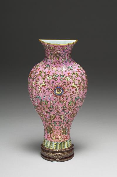 洋彩粉紅地花卉紋轎瓶