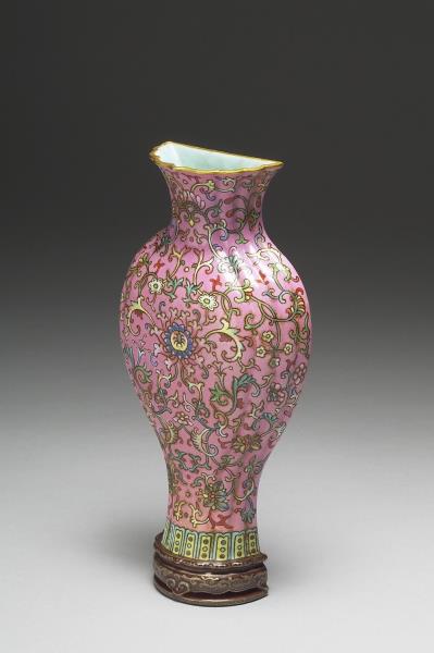 洋彩粉紅地花卉紋轎瓶