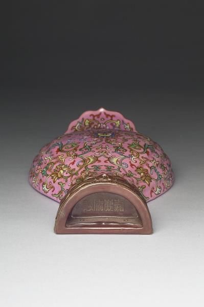 洋彩粉紅地花卉紋轎瓶