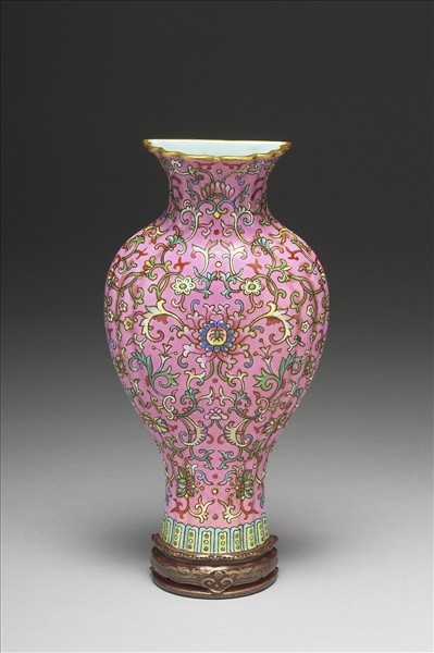 洋彩粉紅地花卉紋轎瓶
