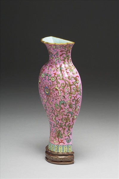 洋彩粉紅地花卉紋轎瓶