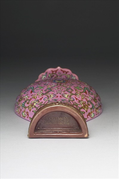 洋彩粉紅地花卉紋轎瓶