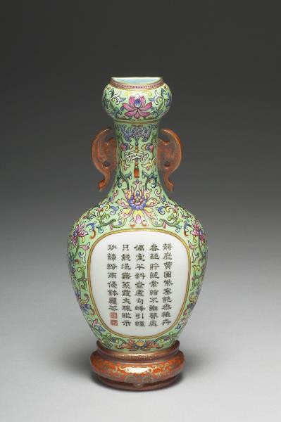 綠地粉彩番蓮紋轎瓶