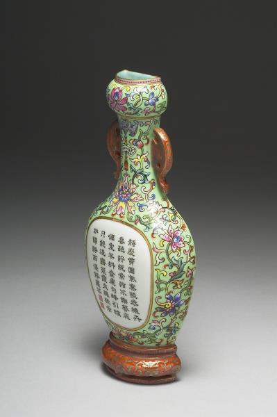 綠地粉彩番蓮紋轎瓶