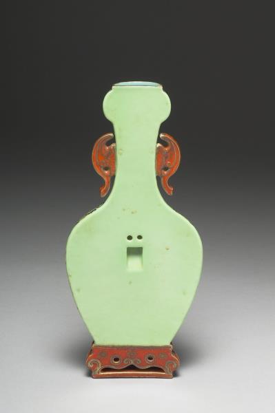 綠地粉彩番蓮紋轎瓶