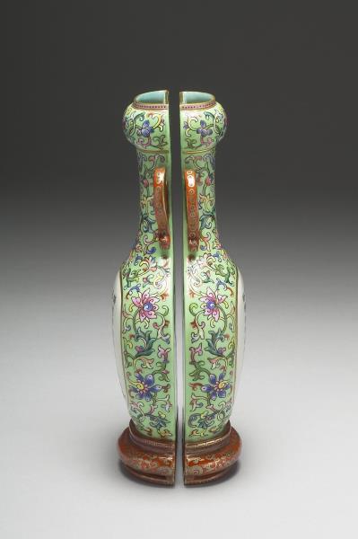 綠地粉彩番蓮紋轎瓶