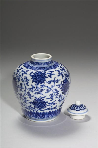 青花番蓮紋蓋罐